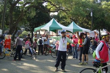志工引導自行車活動民眾服務情形