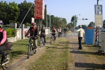 志工引導自行車活動民眾服務情形