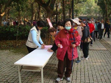 民眾排隊參加來高都送春聯活動