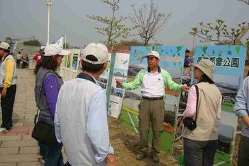 高雄都會公園洪主任向民眾講解綠化宣導