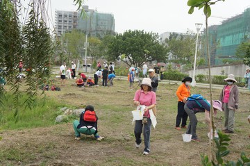 綠留在高都-參加民眾植樹情形