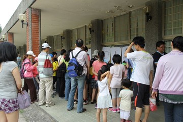 高都找ㄇㄚˇ趣活動民眾聆聽解說