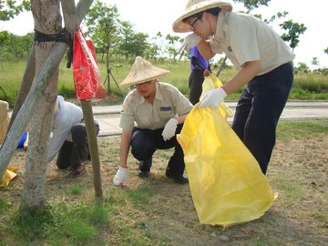 替代役役男移除外來種植物 