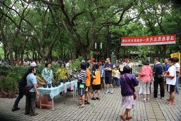替代役役男協助發放母親節贈香花植物情形