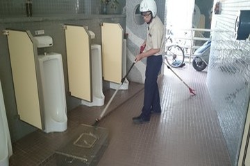 替代役役男捕獲眼鏡蛇