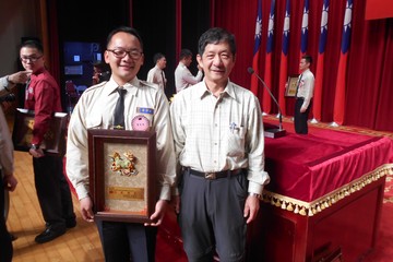 本站洪主任與績優役男薛行捷合影