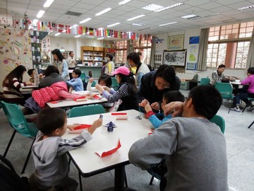 104年1月11日 親子美勞活動- 剪「春」聯