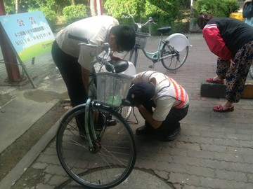 役男為遊客服務檢修自行車