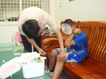 役男協助擦傷遊客包紮傷口