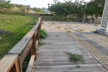 施工前照片（木棧道欄杆變形損壞）