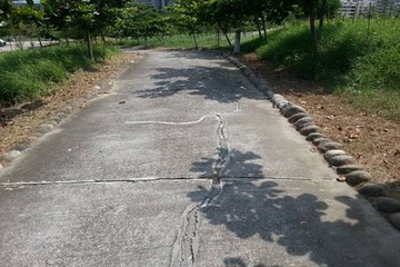 施工前照片（步道横向斷裂與表面材剝落）