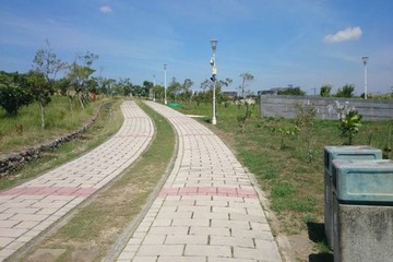 施工前照片（步道緃向坡度太陡，不利於無障礙者使用）