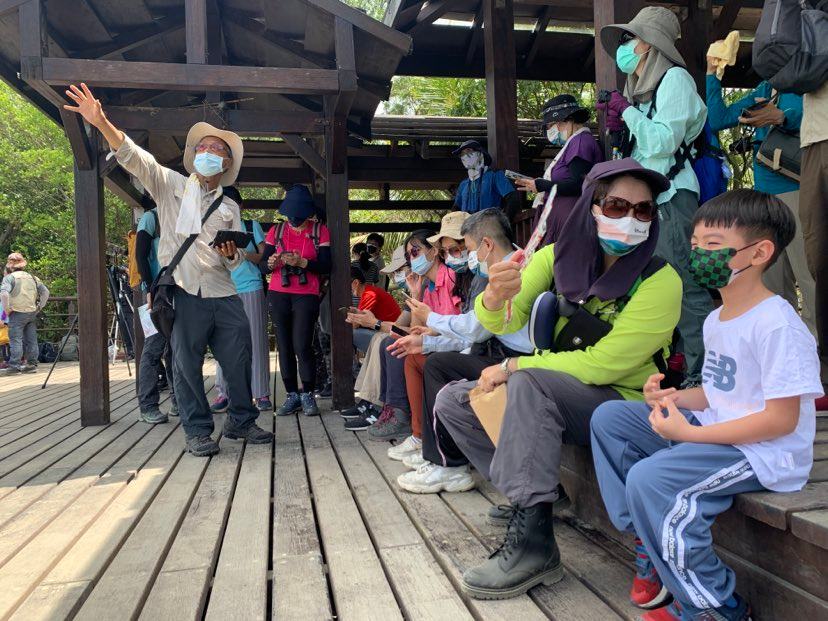 自管處於半屏山中央瞭望台舉辦定點猛禽解說活動